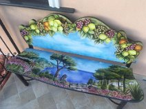 panca in pietra lavica Panca con decoro paesaggistico personalizzato.